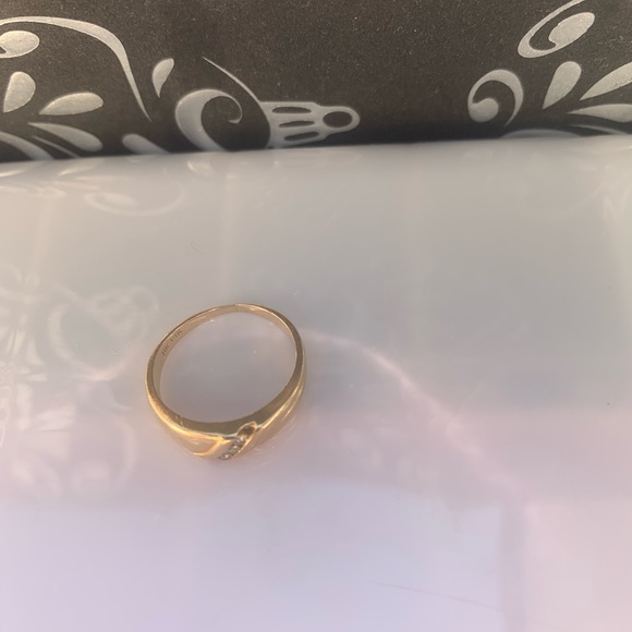 14K Yellow Gold Wedding Band Ring - Picture 10 of 11